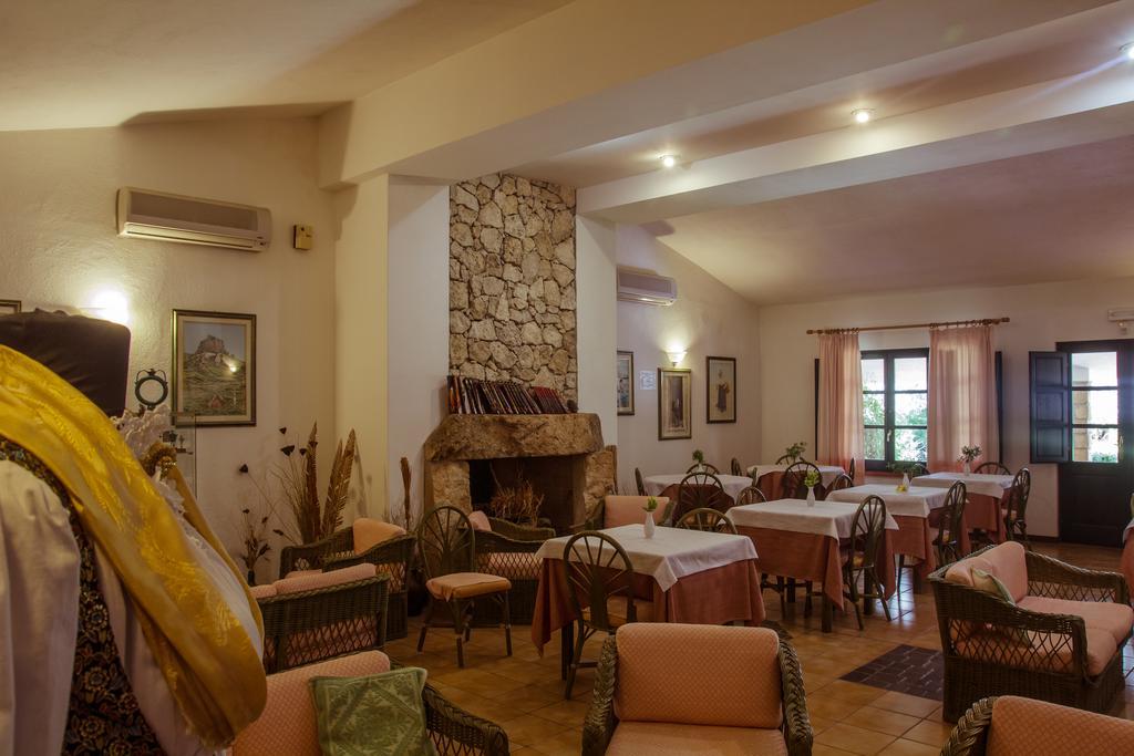 Hotel Ristorante Sa Pedrera Кабрас Экстерьер фото